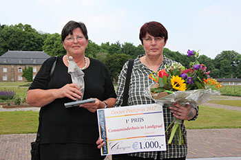 Annemiek van Deursen (links) en Jozé Schlösser, assistent coördinator met kunstwerk Dr Poelsprijs, bloemen en cheque     [Fotograaf: M.Bemelmans Bisdom Roermond]